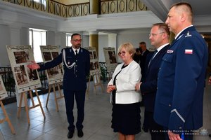 Policjanci i zaproszeni goście podczas oglądania wystawy w holu Komendy Wojewódzkiej Policji w Rzeszowie.