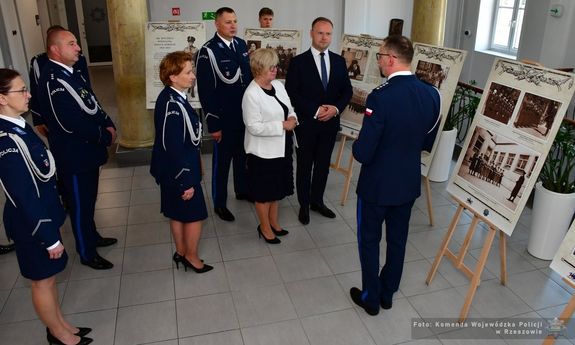 Policjanci i zaproszeni goście podczas oglądania wystawy w holu Komendy Wojewódzkiej Policji w Rzeszowie.