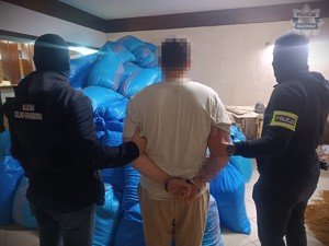 Dwaj policjanci z zatrzymanym.