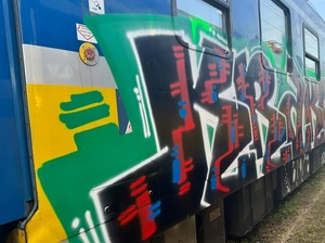 Wagon pomalowany graffiti.