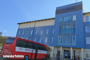 Mobilny punkt poboru krwi stojący przed budynkiem komendy..