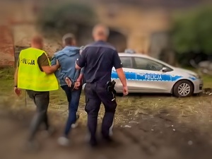 Zatrzymany prowadzony przez policjantów.