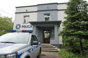 Komisariat w Ustroniu. Przed budynkiem komisariatu stoi radiowóz policyjny.