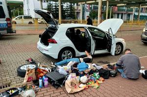 Dwaj policjanci przy aucie.