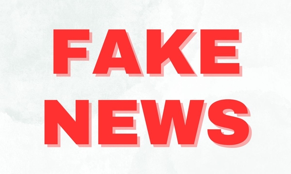 Na białym tle czerwony napis: Fake news.