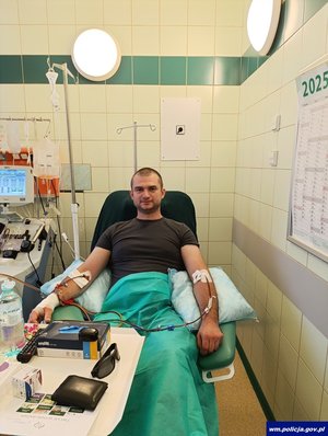 Mężczyzna na fotelu oddaje krew.