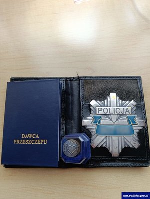 Legitymacja dawcy przeszczepu i policyjna odznaka.