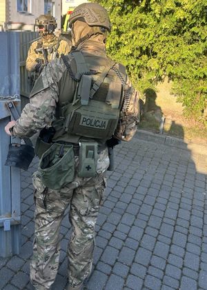 Dwaj policjanci SPKP przy bramie.