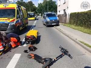 hulajnoga leży na drodze.