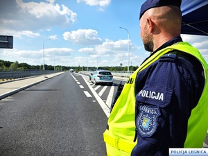 Policjant z Legnicy przy radiowozie podczas kontroli na granicy.