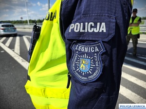 Policjant z Legnicy przy radiowozie podczas kontroli na granicy.