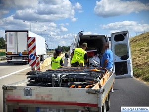Policjantka i funkcjonariusz Straży Granicznej podczas kontroli samochodu na granicy.