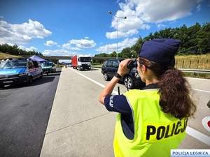 Policjantka podczas kontroli pojazdów na granicy.