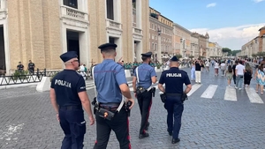 Polscy i włoscy funkcjonariusze podczas patrolu.