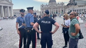 Polscy i włoscy funkcjonariusze podczas patrolu rozmawiają z turystami.