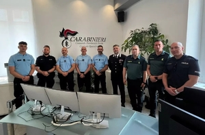 Polscy i włoscy funkcjonariusze w pomieszczeniu.