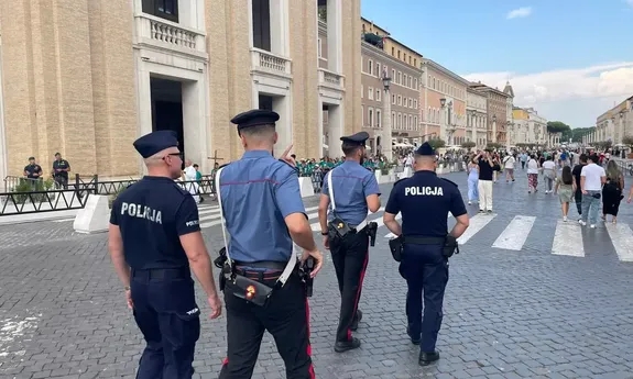 Polscy i włoscy funkcjonariusze podczas patrolu ulic.