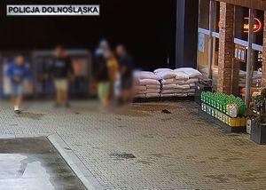 Czterech mężczyzn bije innego mężczyznę.