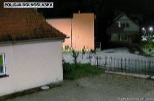Dwóch mężczyzny bije jednego.