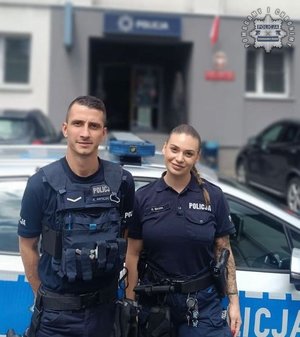 Umundurowani policjanci przed komendą.