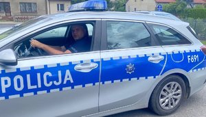 Policjant w radiowozie.