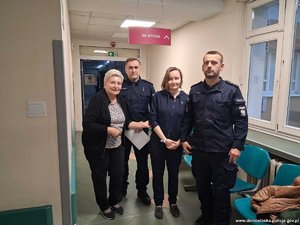 Policjanci wraz z dwiema kobietami  w szpitalu.