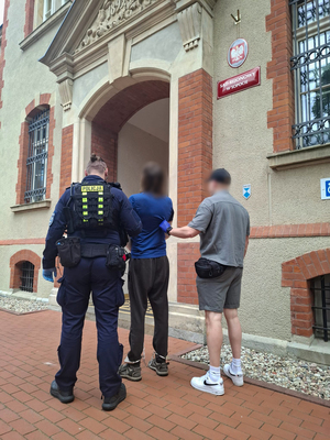 Zatrzymany prowadzony przez policjantów.