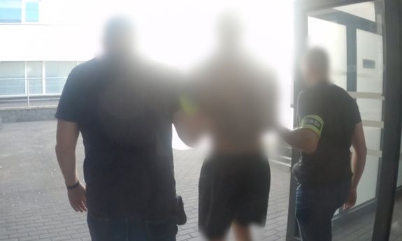 Policjanci przy zatrzymanym mężczyźnie.