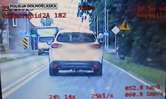 Rażące naruszenie przepisów ruchu drogowego - stop klatka z videorejestratora.