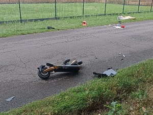 Rozbita hulajnoga na jezdni.