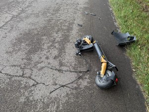 Rozbita hulajnoga na jezdni.