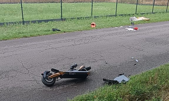 Rozbita hulajnoga na jezdni.