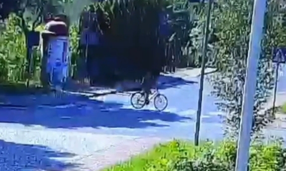 Rowerzysta przejeżdżający przez skrzyżowanie.