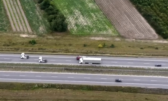 Widok z pokładu śmigłowca na pojazdy jadące autostradą A2.