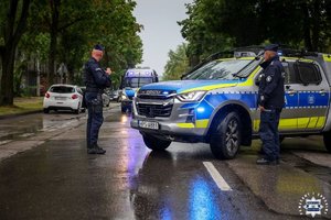Policjanci zabezpieczają mecz piłkarski.