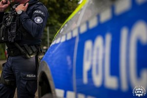 Policjanci zabezpieczają mecz piłkarski.