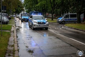 Policjanci zabezpieczają mecz piłkarski.