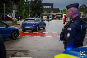 Policjanci zabezpieczają mecz piłkarski.