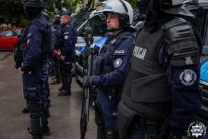 Policjanci zabezpieczają mecz piłkarski.