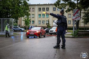 Policjanci zabezpieczają mecz piłkarski.