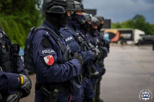 Policjanci zabezpieczają mecz piłkarski.