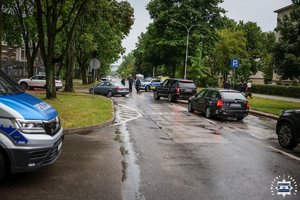 Policjanci zabezpieczają mecz piłkarski.