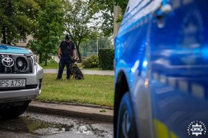 Policjanci zabezpieczają mecz piłkarski.