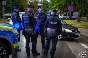 Policjanci zabezpieczają mecz piłkarski.