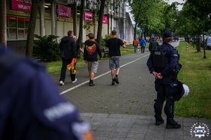 Policjanci zabezpieczają mecz piłkarski.