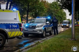 Policjanci zabezpieczają mecz piłkarski.