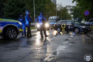Policjanci zabezpieczają mecz piłkarski.