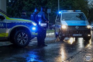 Policjanci zabezpieczają mecz piłkarski.