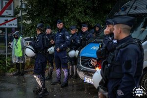 Policjanci zabezpieczają mecz piłkarski.