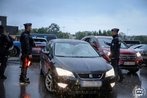 Policjanci zabezpieczają mecz piłkarski.